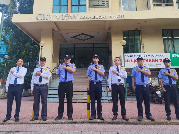 Bảo vệ khu vực cổng chính của tòa nhà